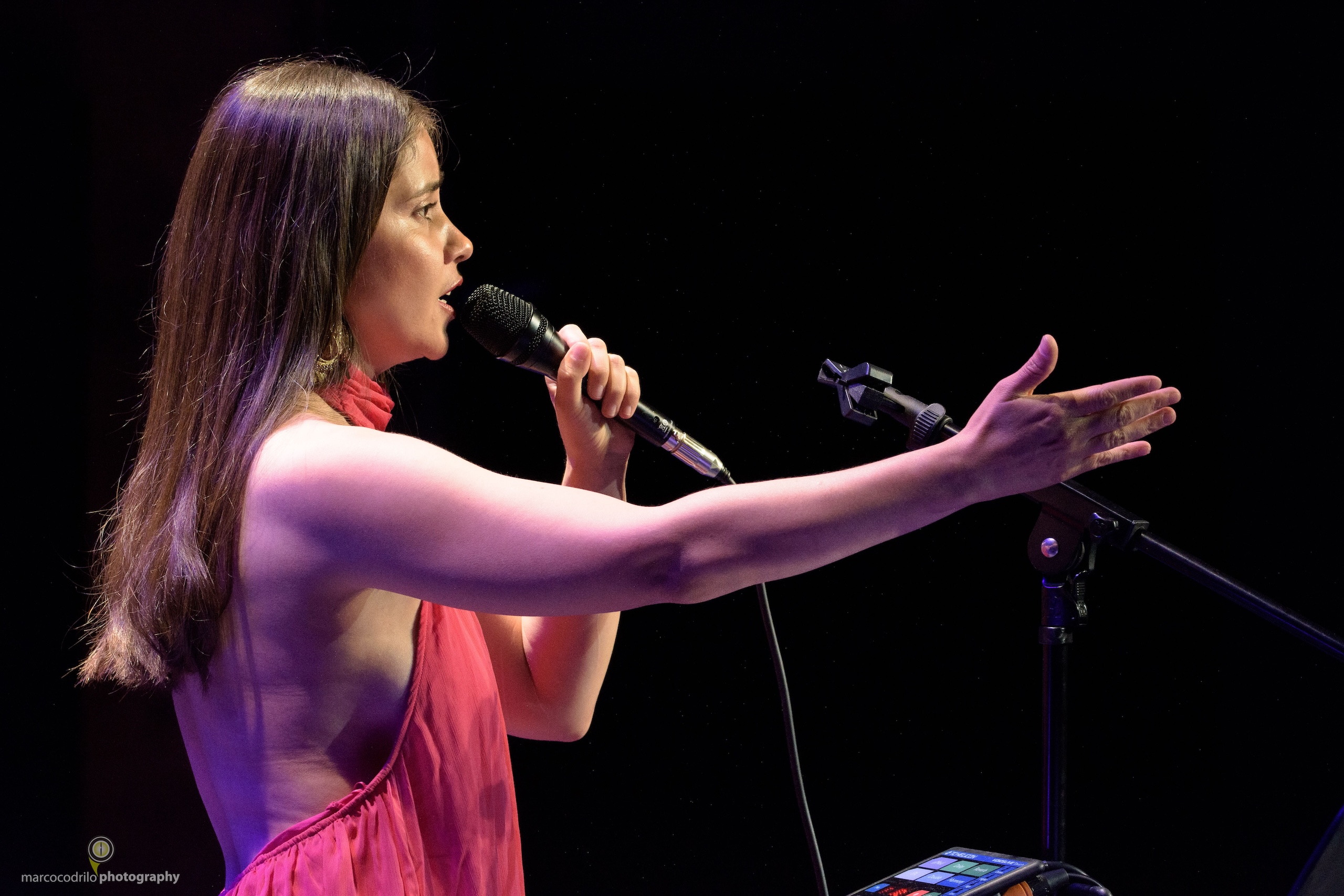 INGRID BEAUJEAN PRESENTA JUEVES DE RÍOS EN EL TEATRO  BAR EL VICIO